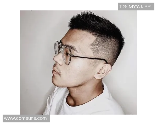 足球明星半脸特写引领潮流风尚 展现独特魅力与个性魅力